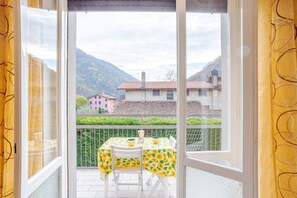 Dining - GuestHost - Cozy apartment located in the pretty Municipality of Barni, a small town in the Lariano Triangle, the part of land between the two branches of Lake Como, from which you can reach Bellagio by car or public transport (local bus, infrequent trip (Barni)