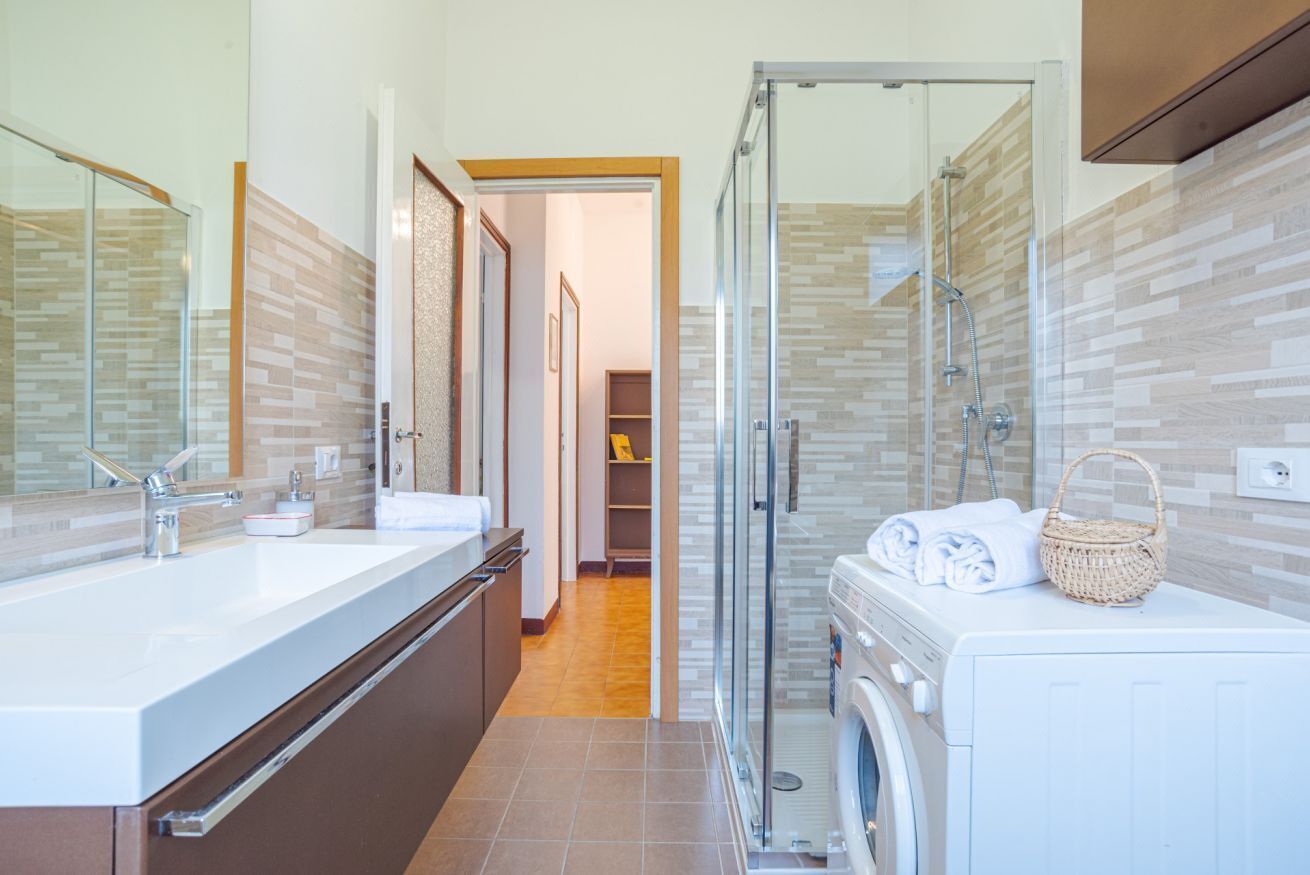 Een douche, een haardroger, een bidet, handdoeken