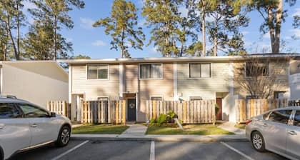Sleek condo UF crossing