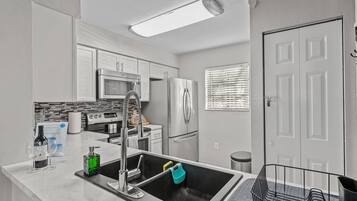 Fridge, coffee/tea maker
