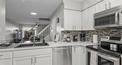 Sleek condo UF crossing