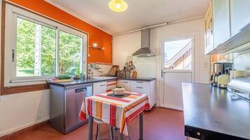 Een koelkast, een microgolfoven, een oven, een kookplaat