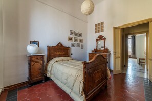 3 عدّة غرف نوم وواي فاي وملاءات أسرّة