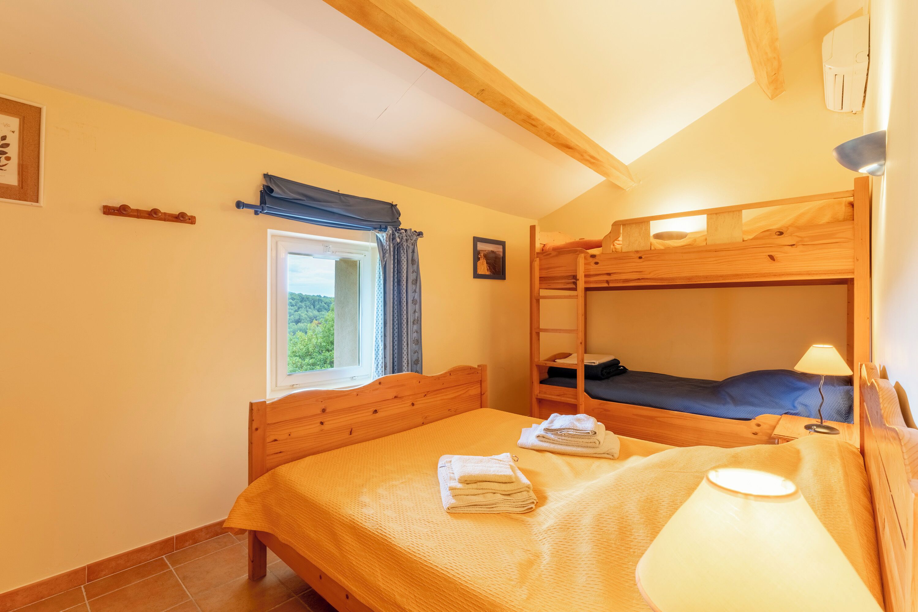 2 slaapkamers, een strijkplank/strijkijzer, gratis wifi, beddengoed