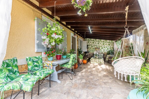 Outdoor dining - Studio Apartment 'Casa Verde' with Shared Garden, Wi-Fi and Air Conditioning (Corfu)