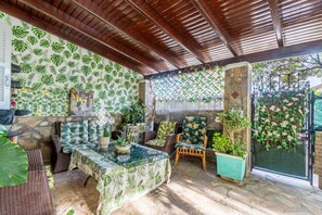 Outdoor dining - Studio Apartment 'Casa Verde' with Shared Garden, Wi-Fi and Air Conditioning (Corfu)