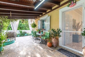 Outdoor dining - Studio Apartment 'Casa Verde' with Shared Garden, Wi-Fi and Air Conditioning (Corfu)