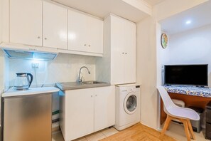 Fridge, stovetop, coffee/tea maker, electric kettle
