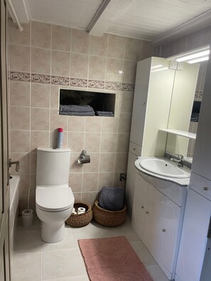 Douche, sèche-cheveux, serviettes fournies