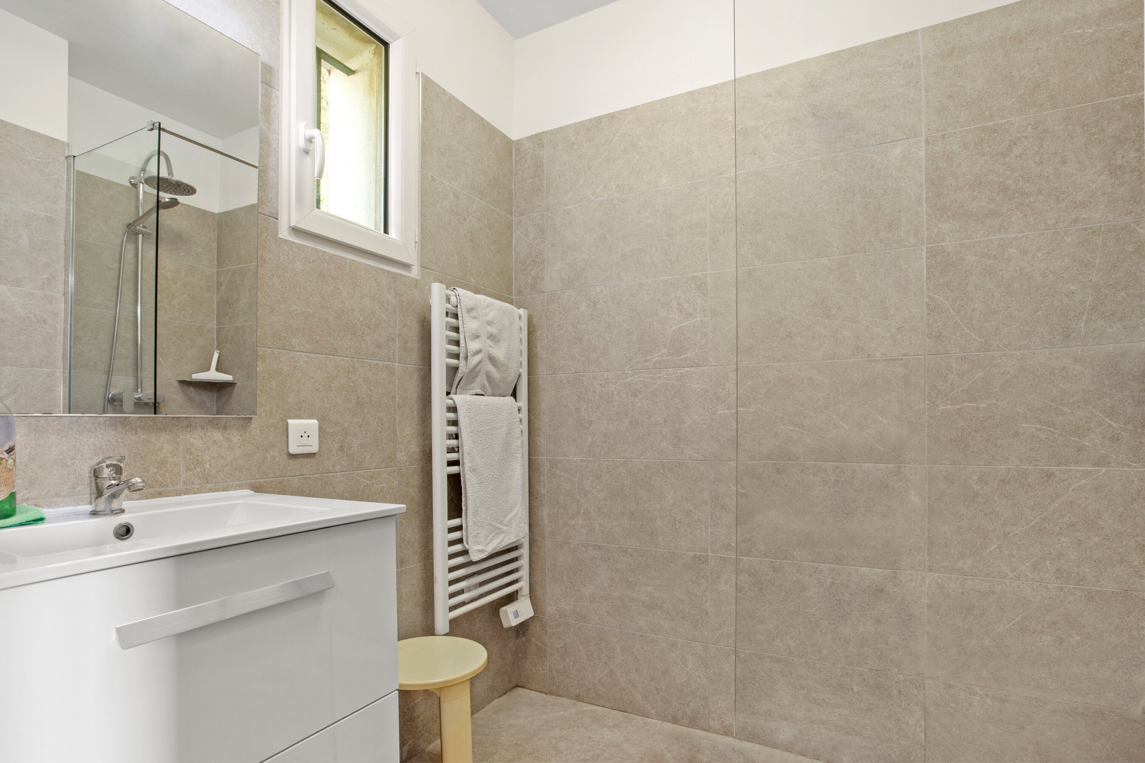 Shower, hair dryer, towels