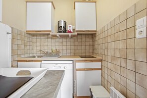 Een koelkast, een microgolfoven, een kookplaat, een vaatwasser