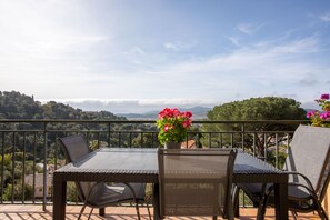 Outdoor dining - Apartment 'Le Mas Berliat F2 N°14' with Sea View, Wi-Fi and Air Conditioning (Bormes-les-Mimosas)