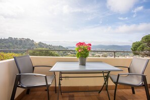 Outdoor dining - Apartment 'Le Mas Berliat N°9' with Sea View, Wi-Fi and Air Conditioning (Bormes-les-Mimosas)