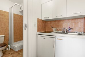 Kühlschrank, Mikrowelle, Herdplatte, Geschirrspüler