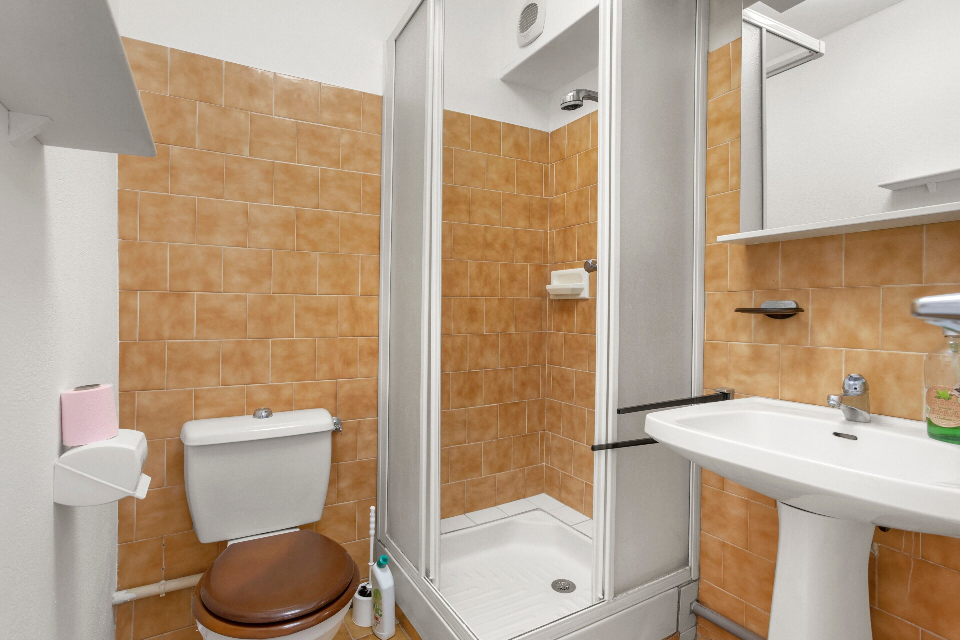 Regadera, secadora de cabello, toallas 