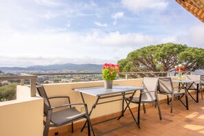 Outdoor dining - Apartment 'Le Mas Berliat N°9' with Sea View, Wi-Fi and Air Conditioning (Bormes-les-Mimosas)