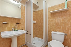 Shower, hair dryer, towels - Apartment 'Le Mas Berliat Studio N° 10' with Sea View, Wi-Fi and Air Conditioning (Bormes-les-Mimosas)