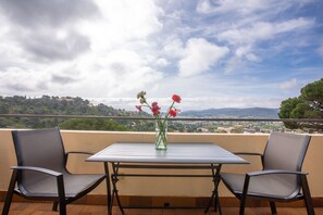 Outdoor dining - Apartment 'Le Mas Berliat Studio N° 10' with Sea View, Wi-Fi and Air Conditioning (Bormes-les-Mimosas)