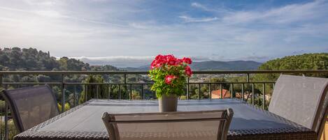 تناول الطعام بالخارج