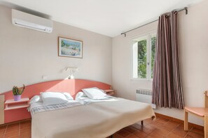 1 bedroom, iron/ironing board, free WiFi, bed sheets - Holiday Home 'Le Mas Berliat F2 N°16' with Sea View, Wi-Fi and Air Conditioning (Bormes-les-Mimosas)