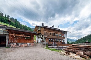 Exterior - Apartment 'Appartamento La Mirandola  Rosso' with Mountain View, Private Terrace and Wi-Fi (Livinallongo del Col di Lana)