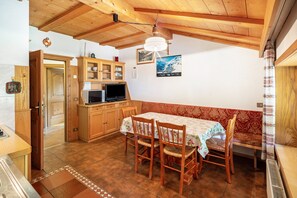 Dining - Apartment 'Appartamento La Mirandola  Rosso' with Mountain View, Private Terrace and Wi-Fi (Livinallongo del Col di Lana)