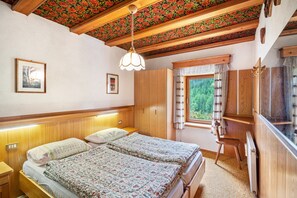 2 bedrooms, free WiFi - Apartment 'Appartamento La Mirandola  Rosso' with Mountain View, Private Terrace and Wi-Fi (Livinallongo del Col di Lana)