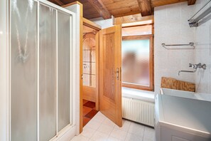 Shower - Apartment 'Appartamento La Mirandola  Rosso' with Mountain View, Private Terrace and Wi-Fi (Livinallongo del Col di Lana)