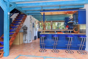 Kylskåp, mikrovågsugn, ugn och spishäll