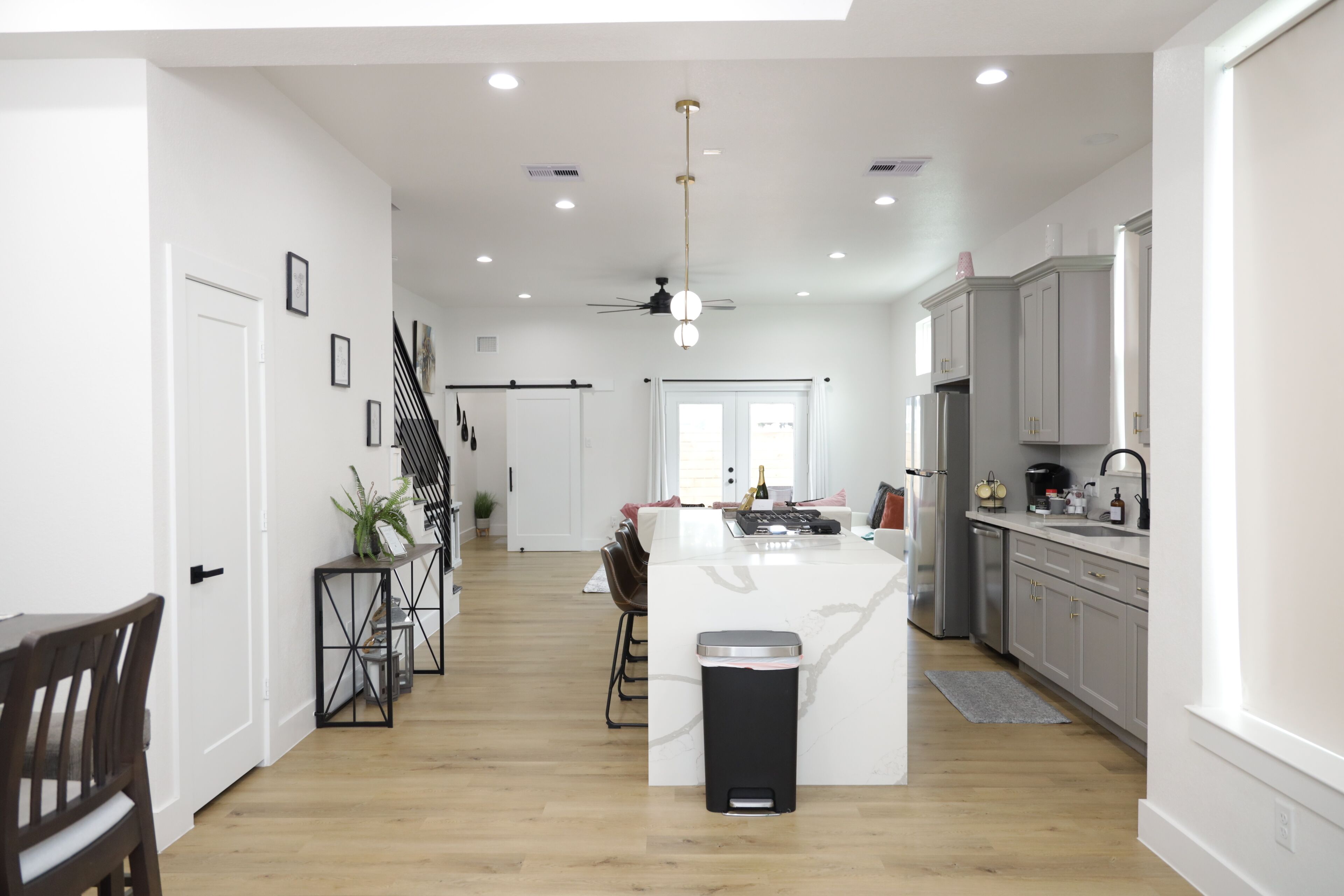 Luxury Townhouse: Patio, Workspace/ Parking 3 mins to Downtown.