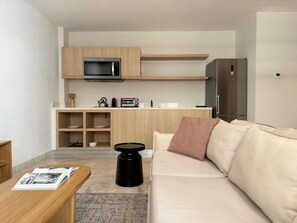 Smart-TV, peis og bøker