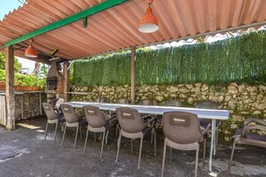 Outdoor dining - Holiday Home Angela with Private Terrace, Balcony and Wi-Fi (Isla)