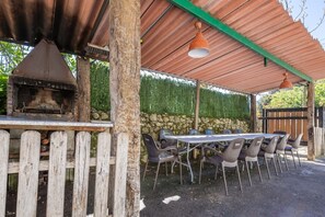 Outdoor dining - Holiday Home Angela with Private Terrace, Balcony and Wi-Fi (Isla)