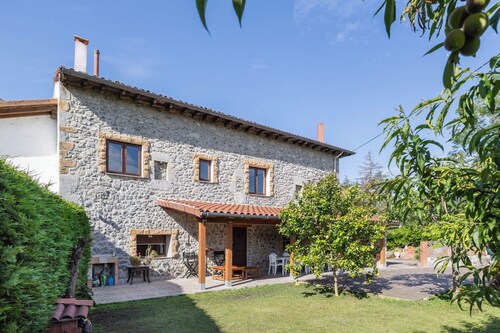 Rural House 'Trasmiera' with Private Terrace, Private Garden and Wi-Fi