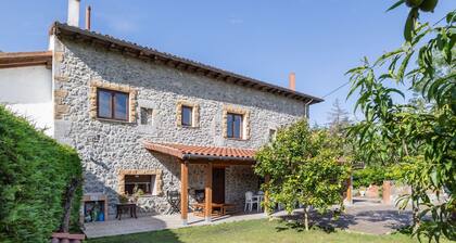 Rural House 'Trasmiera' with Private Terrace, Private Garden and Wi-Fi