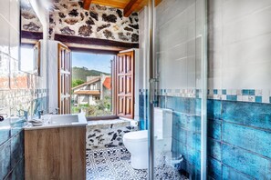 Shower, hair dryer, towels - Rural House 'Trasmiera' with Private Terrace, Private Garden and Wi-Fi (Solórzano)