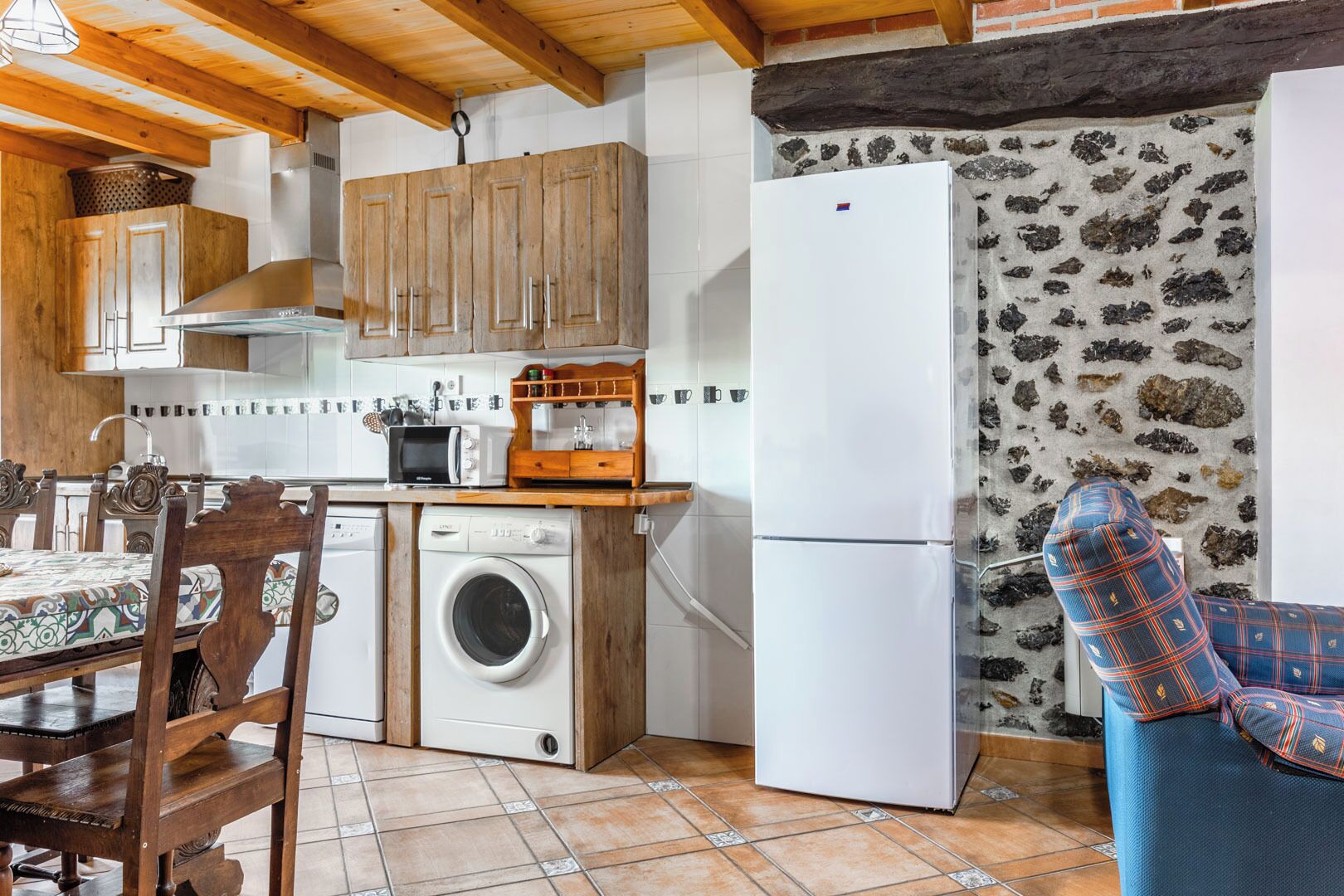 Frigorífico, microondas, horno y placa de cocina