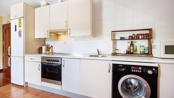 Een koelkast, een magnetron, een oven, een kookplaat