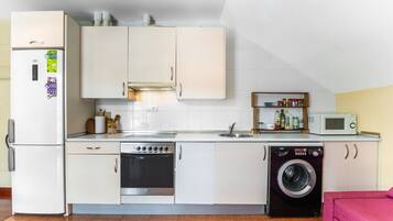 Jääkaappi, mikroaaltouuni, uuni, liesi