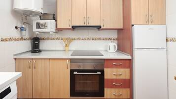 Refrigerador, microondas, horno y parrilla de estufa