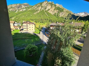 Property grounds - Apartment '4061 Maison Gerard - Roccia Viva' with Mountain View, Shared Garden and Wi-Fi (Cogne)