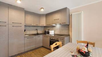 KĂŒhlschrank, Mikrowelle, Ofen, Herdplatte