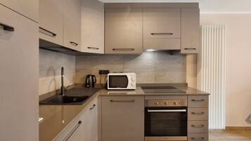 KĂŒhlschrank, Mikrowelle, Ofen, Herdplatte