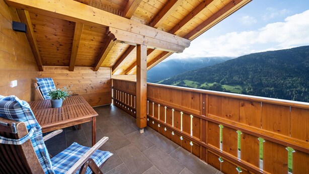 A wooden balcony with a view of a mountainous landscape. - Apartment 'Matscherhof Helena' with Mountain View, Shared Garden and balcony (St. Walburg)