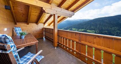 Ferienwohnung 'Matscherhof Helena' mit Bergblick, Gemeinschaftsgarten und Balkon