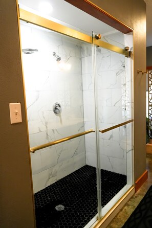 Dusche, Haartrockner, Handtücher, Seife