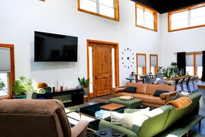 Smart TV, video games, table football, ping pong - Black Pearl Lodge @ DeGray. Small event venue or fun family getaway! (Bismarck)