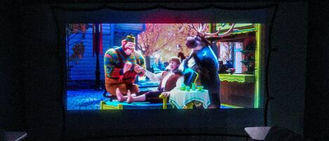 Un cine con una pantalla grande mostrando una escena de película.