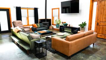 TV connectée, jeux vidéo, baby-foot, table de tennis de table