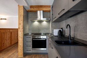 Frigorifero, microonde, forno, piano cottura